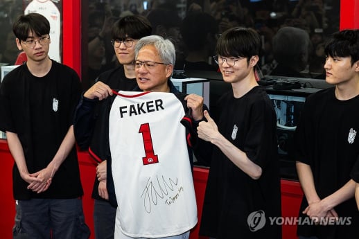 [속보] 홍대서 페이커 만난 젠슨 황 