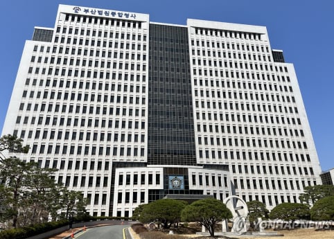 소개팅 앱서 만난 여성들 100여 차례 불법촬영 경찰관, 징역 4년 선고