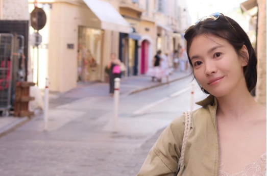 송혜교, 레이스 슬립 입고 산책…프랑스 밝힌 미모