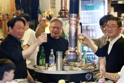 젠슨황이 일본 안 간 이유…“고객으로 취급” 쓴소리