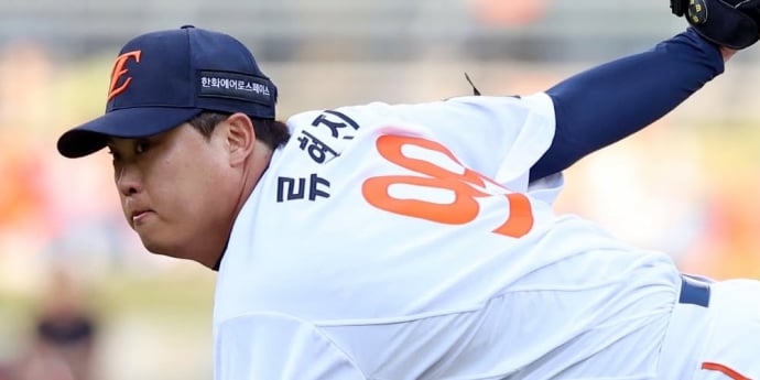 류현진, 8승 단독 선두 질주… KBO 최고령 다승왕 도전