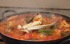 ‘전현무계획3’ 도영·이찬원 단골 닭꽃게탕 맛집