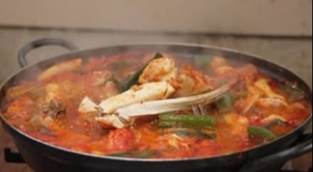 ‘전현무계획3’ 도영·이찬원 단골 닭꽃게탕 맛집