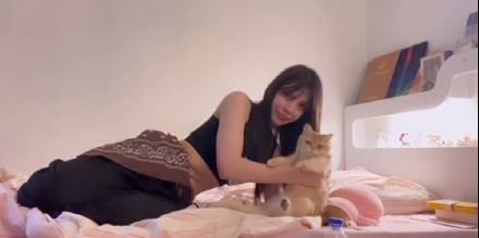 헤린, 반려묘와 함께한 포근한 일상…러블리한 매력