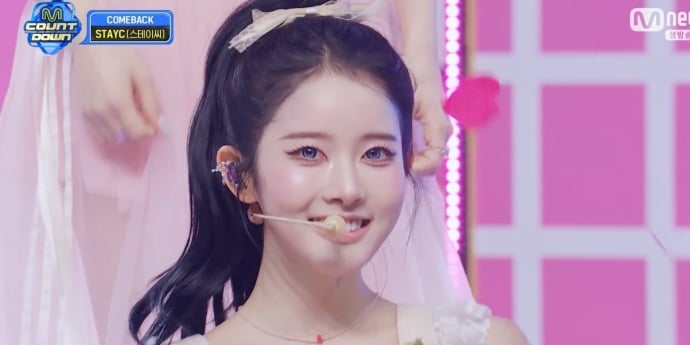 ‘엠카’ 스테이씨, ‘2 L0VE’ 무대 최초 공개