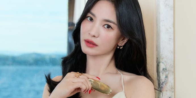 송혜교, 럭셔리 요트 위 포착… 감탄 부른 비주얼