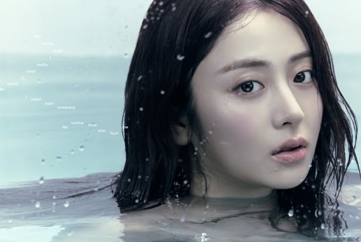 르세라핌 허윤진, ‘슈퍼걸’ 주역들과 특별 인터뷰