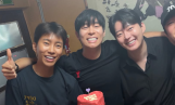 임영웅, 까맣게 탄 얼굴로 생일파티