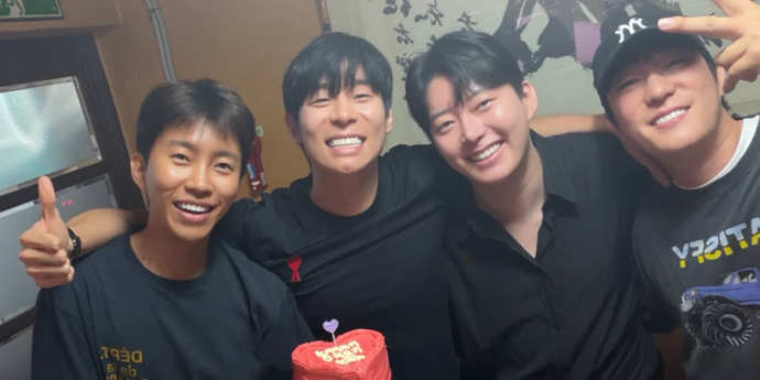 임영웅, 까맣게 탄 얼굴로 생일파티