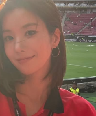 권은비, 축구장 밝힌 ‘월드컵 여신’ 비주얼…‘톡파원 25시’서 뜨거운 응원 열기