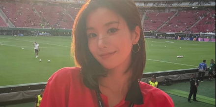 권은비, 축구장 밝힌 ‘월드컵 여신’ 비주얼…‘톡파원 25시’서 뜨거운 응원 열기