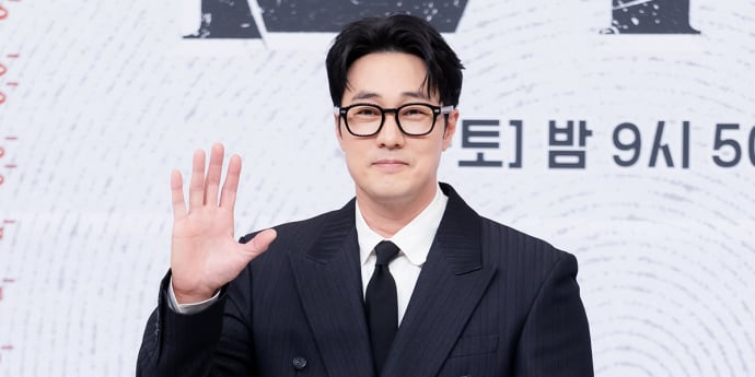 소지섭 '허허실실 손인사' [포토]
