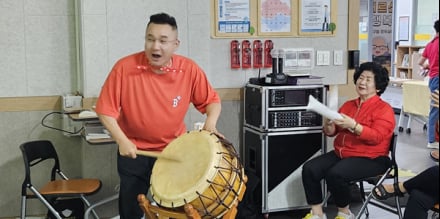 노현태, 장위실버복지센터서 월드컵 응원 재능나눔 진행