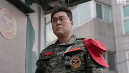 ‘김부장’ 윤경호, 강렬한 첫 등장