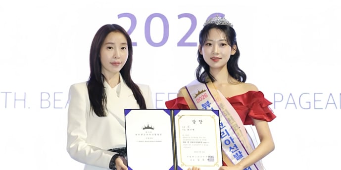 ‘뷰티퀸코리아선발제전 2026’ 미 수상자 유서영 시상하는 한빛단 김민경 회장 [포토]