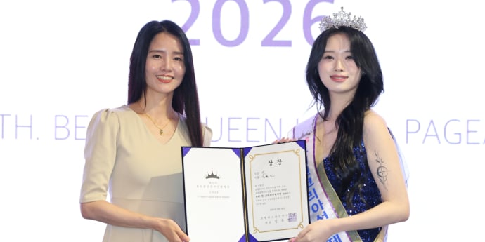 ‘뷰티퀸코리아선발제전 2026’ 선 수상자 조현진 시상하는 배우 겸 크리에이터 박승현 [포토]