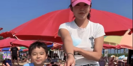 미니결, 아들과 해수욕장 댄스…유쾌한 모자 케미 눈길