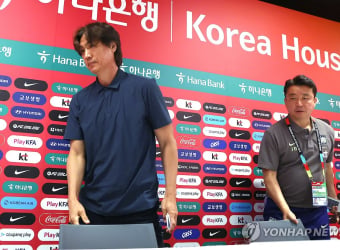 홍명보 “언젠가 말할 것”…돌연 미국行