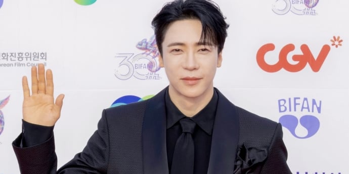 에녹, 올블랙 수트로 레드카펫 빛냈다