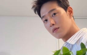 원도현, 꽃꽂이로 전한 여름 감성…훈훈한 비주얼에 '시선 집중'