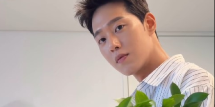 원도현, 꽃꽂이로 전한 여름 감성…훈훈한 비주얼에 '시선 집중'