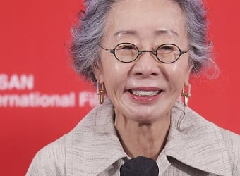 윤여정, 세계가 다시 주목했다… 에미상 후보 등극