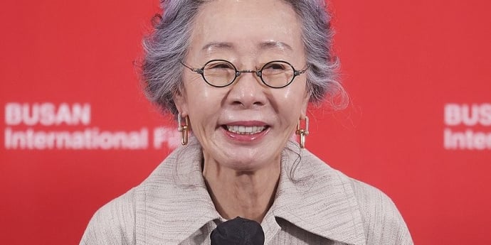 윤여정, 세계가 다시 주목했다… 에미상 후보 등극
