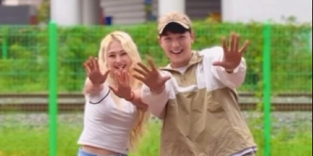 한이서, '뒤로 가지 않는 지하철' 챌린지 공개…배우 김진우와 유쾌한 호흡