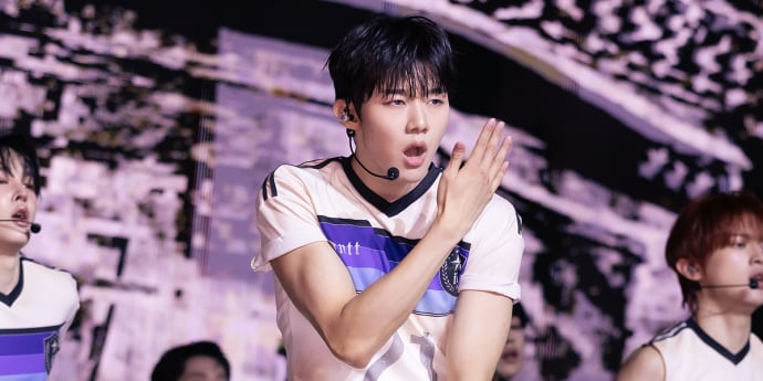아이덴티티 김은성 '어깨 툭툭' [포토]