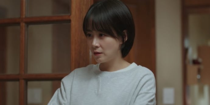 ‘아파트’ 류현경, 강렬 첫 등장