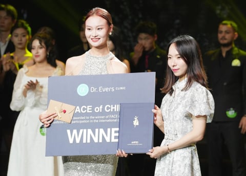 '페이스 오브 차이나'에서 기념촬영하는 닥터 에버스 남기진 원장-닥터 에버스상 양예범 [포토]