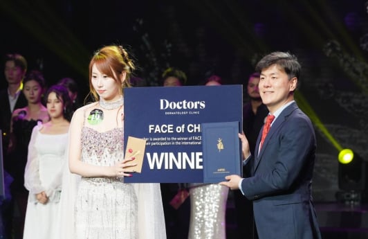 '페이스 오브 차이나'에서 기념촬영하는 닥터스 피부과 성현철 원장-닥터스 피부과상 전이림 [포토]