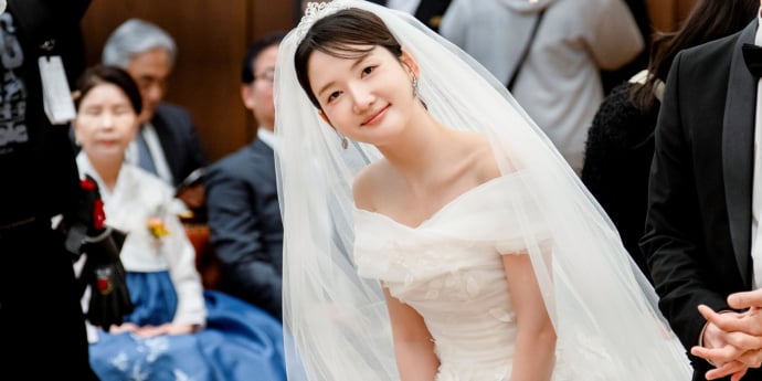 ‘내일도 출근!’ 안소요, 웨딩드레스 비하인드 컷 공개