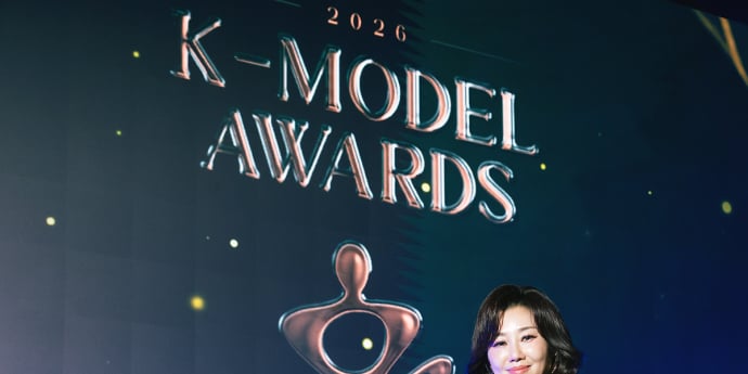 '케이모델어워즈'에서 기념촬영하는 케이나우모델 박수빈 대표 [포토]