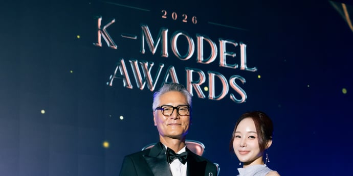 '케이모델어워즈'에서 기념촬영하는 임주완 회장-'올해의 신인모델상' 오샤레라이프 김태현 [포토]