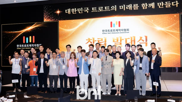 '창립발대식에서 기념촬영하는 한국트로트제작자협회 회원들' [포토]