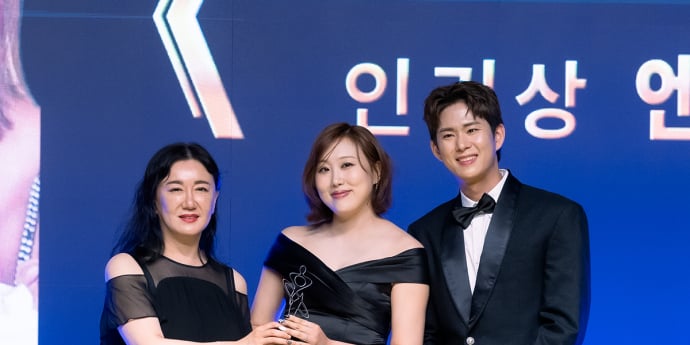 엔조이커플 '케이모델어워즈 올해의 SNS상-올해의 크리에이터 부문 수상' [포토]