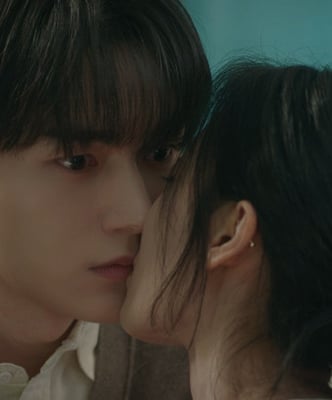 ‘공감세포’ 강민아, 김명수에 입맞춤