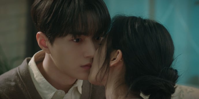 ‘공감세포’ 강민아, 김명수에 입맞춤