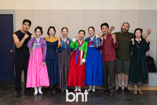 연극 '홍도' 공연 마치고 기념촬영하는 배우 이승주-김윤아-이경은-양세빈-예지원-박주연-남슬기-박장면-노유라 [포토]