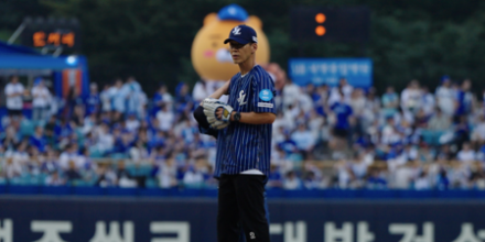 션, 삼성 라이온즈 브랜드데이 시구 나서… 한국해비타트 캠페인 동참