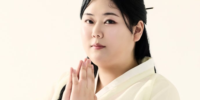 천율신궁 담아 “가수 활동 이어가는 중… 곧 8집 발매” [화보]