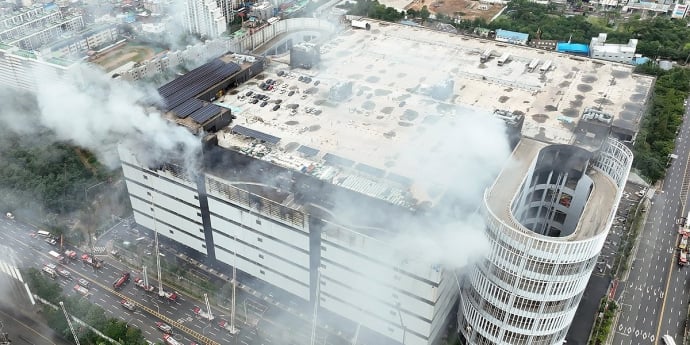 쿠팡 화재 55시간째 진화 중… 소방 “리튬배터리 로봇 수백대 위험”
