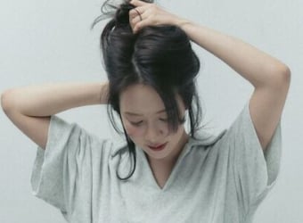 송지효, 아찔 하의실종 각선미