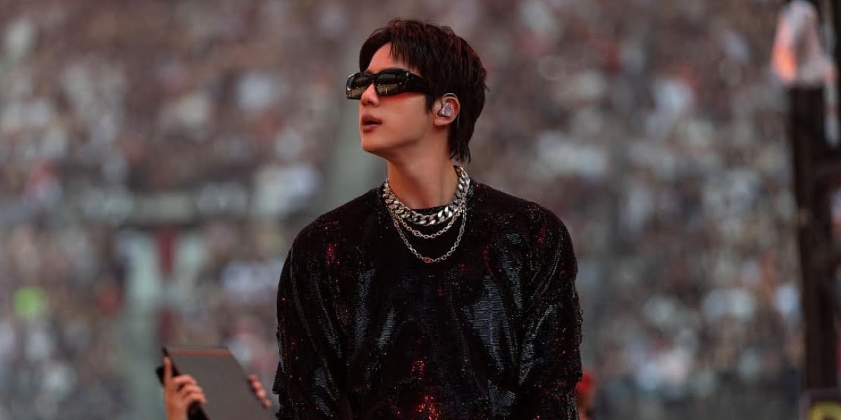 BTS 진·RM 의상, 구찌가 직접 입혔다… 파리 공연 화제