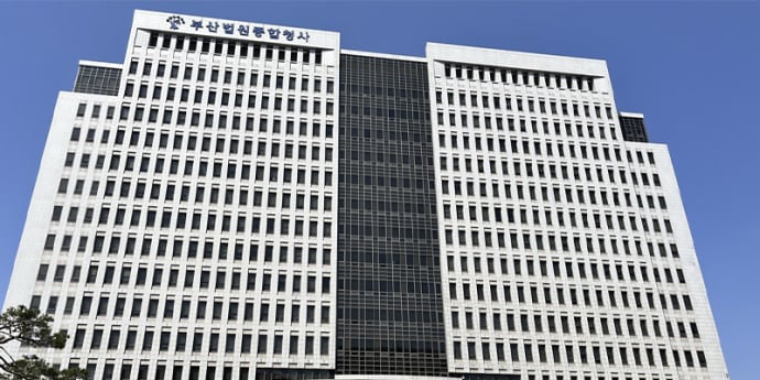 불출석 버티던 ‘부산 돌려차기’ 가해자, 항소심 출석