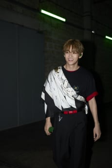 BTS 뷔, 셀린느 입고 파리 압도